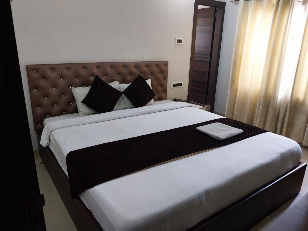 Hotel Priya Tours And Travels Guwahati Esterno foto